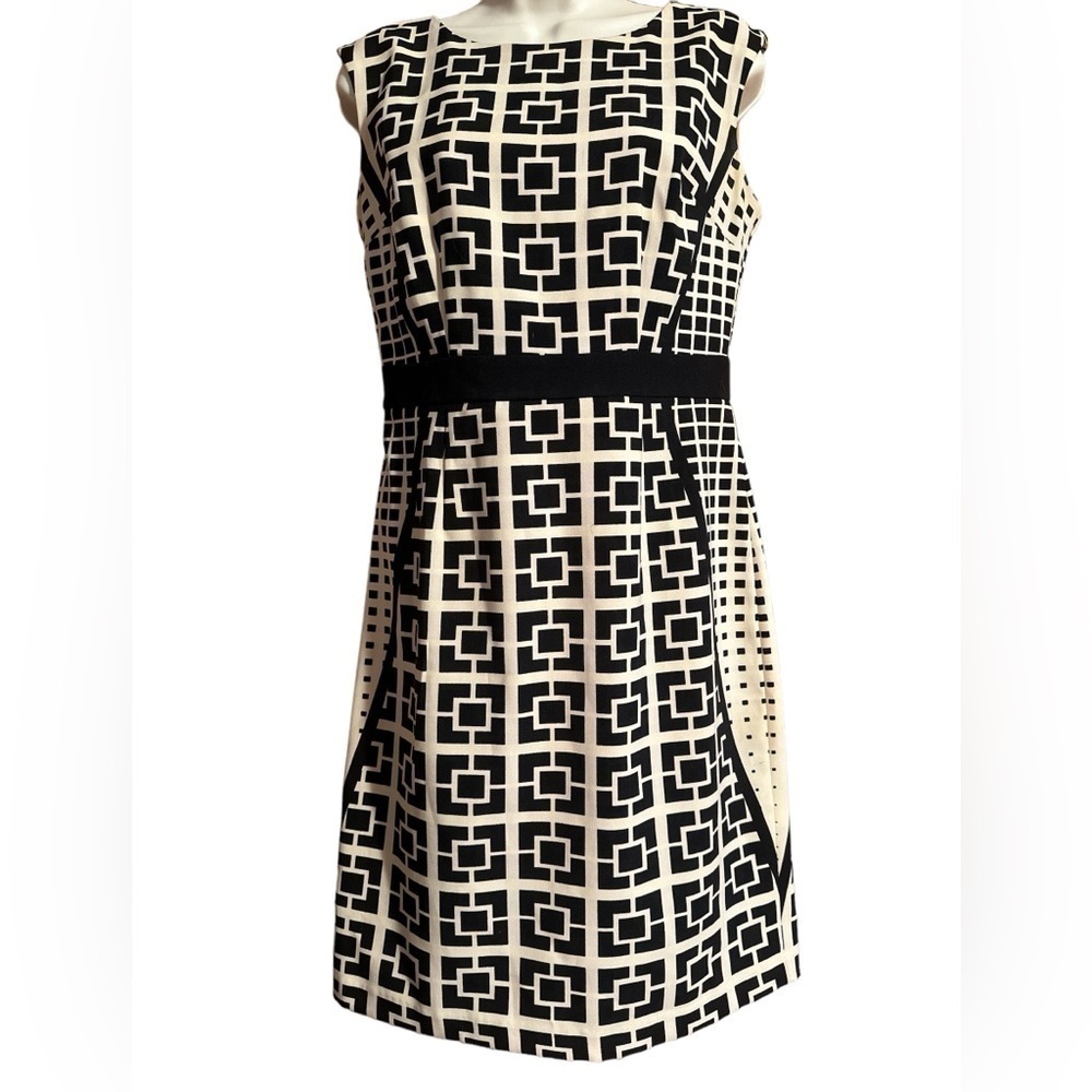 Maggy London Sleeveless Geometrical Black Cream Figure Flattering Sheath Dress